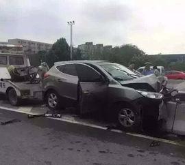 网友爆料车祸新闻报道案例,惊心动魄的车祸瞬间，生命无常警钟长鸣